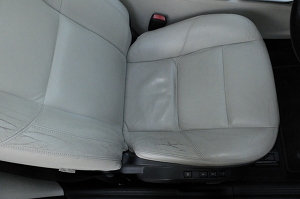 運転席は革シートは使用感ありますが、座った感じのへたりはありません。