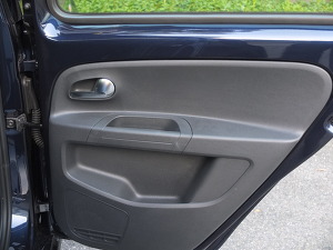 新車のようなドアの内張りです！